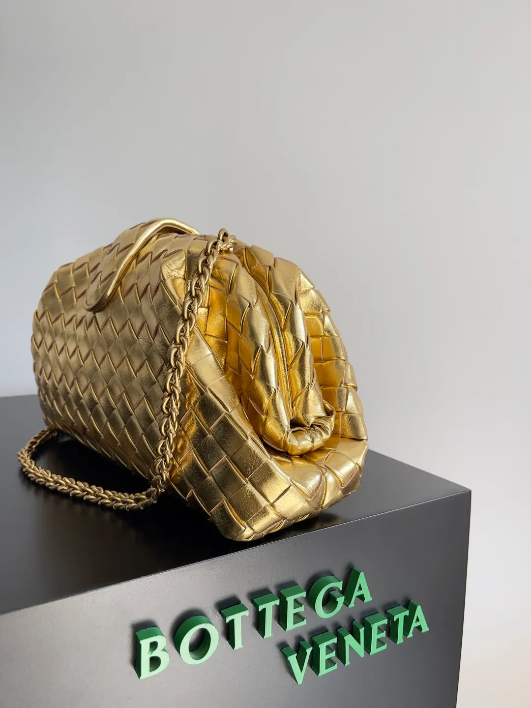 Batch 2260 BOTTEGA VENETA Lady's LAUREN CLUTCH Chain Clutch was inspired by 40 years ago. It is a perfect fusion of classic and modern bags. It is effortless and fashionable for any occasion and at any time. The newly added detachable metal chain allows people to have more ways to carry it. It is grand and elegant. Style No.: 785807 Size: 31.5*16.5*11cm
